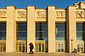 Frankreich,Paris,von der UNESCO zum Weltkulturerbe erklärtes Gebiet,Trocadero,Platz der Menschenrechte,Palais de Chaillot (1937) im neoklassizistischen Stil,Menschen und Spiegelbild des Eiffelturms