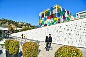 Spanien,Andalusien,Costa del Sol,Málaga,die Uferpromenade am Hafen,das Kunstzentrum Pompidou,der Kubus von Daniel Buren