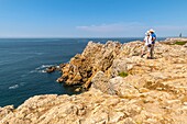 France, Finistère (29), Cornouaille, Crozon Peninsula, Camaret-sur-Mer, Pen-Hir Point in the Iroise Sea