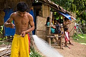 Philippinen,Palawan,Malampaya Sound Protected Landscape and Seascape,Junge repariert Fischnetz