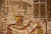 Ägypten,Oberägypten,Niltal,Luxor,Tal der Könige,farbenfrohes Flachrelief,das den Pharao an einer Wand des Grabes von Ramses III. darstellt