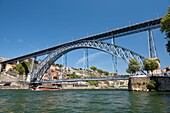 Portugal,Region Nord,Porto,historisches Zentrum,das von der UNESCO zum Weltkulturerbe erklärt wurde,historischer Stadtteil Cais de Ribeira,Brücke Dom Luis I.,die zwischen 1881 und 1886 von dem Ingenieur Théophile Seyrig,einem Schüler von Gustave Eiffel,erbaut wurde und den Fluss Douro überspannt