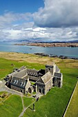 Vereinigtes Königreich,Schottland,Highland,Innere Hebriden,Isle of Iona gegenüber der Isle of Mull,Iona Abbey auf der Seeseite (Luftaufnahme)