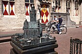 Netherlands, Zeeland province, Walcheren, Middleburg, Bronze model in front of City Hall rebuilt in the 16th century, one of the most accomplished examples of flamboyant Brabant Gothic. Roosevelt Academy Headquarters