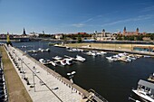 Polen,Westpommern,Smolecin (Stettin),Oder-Tourismusgebiet Der Yachthafen und die Grodzka-Insel,Hafen an der Oder und die Chrobry-Wälle,benannt nach Boleslaw I. dem Tapferen,dem ersten polnischen König,Boleslaw I. Chrobry,mit den Gebäuden des Nationalmuseums,dem Theater und dem Gebäude des Ministeriums (Woiwodschaft Westpommern)