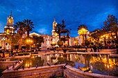 Peru,Arequipa,oder Weiße Stadt,von der UNESCO zum Weltkulturerbe erklärt,koloniales Zentrum,Plaza de Armas und Kathedrale Notre Dame