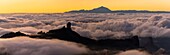 Spanien,Kanarische Inseln,Insel Gran Canaria,el Roque Nublo ist ein Basaltmonolith von 80 m Höhe und erreicht eine Höhe von 1813 m,im Hintergrund der Gipfel des Teide auf der Insel Teneriffa