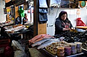 Chile,Region Los Lagos,Insel Chiloé,Stadt Castro,zentrale Fischmarkthalle,Verkauf von Lachs,Austern und Muscheln aus dem Archipel