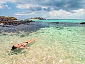 Ecuador,Galápagos-Archipel,von der UNESCO zum Weltkulturerbe erklärt,Insel Santa Maria (Floreana),Schwimmen mit Galápagos-Seelöwen (Zalophus wollebaeki)