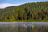 Canada, Province of Quebec, Mauricie Region, Saint-Maurice Wildlife Sanctuary north of Mauricie National Park, morning family boat trip on Soucis Lake MODEL RELEASE OK