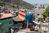 Brasilien,Bundesstaat Rio de Janeiro,Stadt Rio de Janeiro,Favela Rocinha,Carioca-Landschaften zwischen Berg und Meer,die zum UNESCO-Welterbe gehören,Blick von oben auf eine Favela-Straße und das Meer im Hintergrund