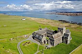 Vereinigtes Königreich,Schottland,Highland,Innere Hebriden,Isle of Iona gegenüber der Isle of Mull,Iona Abbey auf der Seeseite (Luftaufnahme)