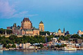 Kanada,Provinz Quebec,Blick auf Quebec City mit Schloss Frontenac und Sankt Lorenz von Levis aus