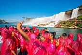 Kanada,Provinz Ontario,Niagarafälle,Hornblower Canadian Boat Trip am Fuße der amerikanischen Fälle