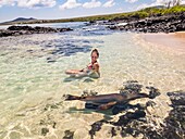 Ecuador,Galápagos-Archipel,von der UNESCO zum Weltnaturerbe erklärt,Insel Santa Maria (Floreana),Schwimmen mit Galápagos-See-Löwen (Zalophus wollebaeki)