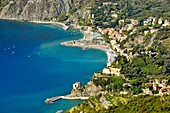 Italien,Ligurien,Provinz La Spezia,Nationalpark Cinque Terre,von der UNESCO zum Weltkulturerbe erklärt,Dorf Monterosso al Mare mit Aurora-Turm aus dem 16. Jahrhundert,Restaurant-Bar Torre Aurora und Strand