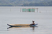 Philippinen,Palawan,Malampaya Sound Protected Landscape and Seascape,Junge beim Segeln auf einer traditionellen Piroge