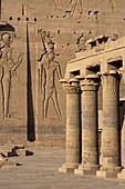 Ägypten,Oberägypten,Niltal,Insel Philae,Säulen vor der Fassade des Isis-Tempels auf der Insel Philae,verziert mit Basreliefs,die Isis und Horus darstellen