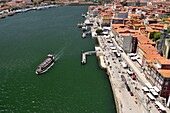 Portugal,Region Nord,Porto,historisches Zentrum,das von der UNESCO zum Weltkulturerbe erklärt wurde,Blick von der Dom-Luis-Brücke auf das historische Viertel Cais de Ribeira am Ufer des Flusses Douro