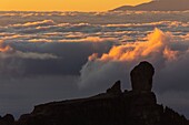 Spanien,Kanarische Inseln,Insel Gran Canaria,el Roque Nublo ist ein Basaltmonolith von 80 m Höhe und erreicht eine Höhe von 1813 m,im Hintergrund der Gipfel des Teide auf der Insel Teneriffa