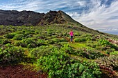 Spanien,Kanarische Inseln,Insel Lanzarote,Biosphärenreservat,Monte Corona,Frau beim Wandern