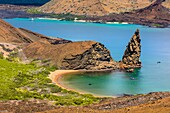 Ecuador,Galápagos-Archipel,von der UNESCO zum Weltkulturerbe erklärt,Insel Bartolomé,Pinnacle Rock,Tuffkegelformation und vulkanischer Strand