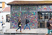 Portugal, Lisbonne, Alcântara, LX Factory, passersby in front of a street art