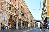 Italien,Ligurien,Genua,Via XX Settembre mit monumentaler Brücke und Palazzo dei Giganti