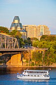 Kanada,Provinz Ontario,Ottawa,Alexandra Bridge und das Kanadische Museum der Schönen Künste des Architekten Moshe Safdie