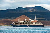 Ecuador,Galapagos-Archipel,von der UNESCO zum Weltkulturerbe erklärt,Insel Bartolomé,Kreuzfahrtschiff vor Anker,Vulkane im Hintergrund