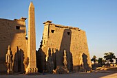 Ägypten,Oberägypten,Niltal,Luxor,Fassade des Luxor-Tempels mit seinen hohen Statuen von Ramses II. und Obelisk am frühen Morgen