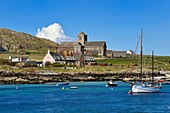 Vereinigtes Königreich,Schottland,Highland,Innere Hebriden,Isle of Iona gegenüber der Isle of Mull,Iona Abbey auf der Seeseite