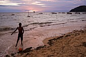 Madagaskar,Nosy Be,Ambatoloaka,Fußball bei Sonnenuntergang auf dem Kanal von Mosambik