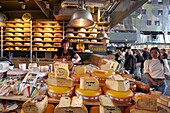 Niederlande,Südholland,Rotterdam,Käsestand in der Markthalle (Markthal)