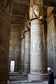 Ägypten,Oberägypten,Niltal,Dendera,Wächter des Tempels vor den Säulen der Hypostylhalle des Hathor-Tempels