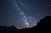 Frankreich,Hautes Alpes,Nationalpark Ecrins,Tal von Valgaudemar,La Chapelle en Valgaudemar,See du Lauzon (2008m) und der Sirac (3441m) im Hintergrund,rechts die Milchstraße und Jupiter