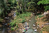 Madagaskar,Region Diana,Ankifingy an einem Wasserlauf,Kinderspiele und Lavandiere