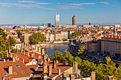 Frankreich,Rhone,Lyon,historisches Viertel,das zum UNESCO-Welterbe gehört,Panorama vom Viertel Les Pentes de la Croix-Rousse,Turm Part-Dieu (oder der Bleistift) und Turm Incity (oder Radiergummi)