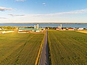 Kanada,Quebec,Insel Orleans,Saint Jean,Feld und Bauernhof (Luftaufnahme)