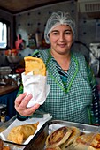 Chile, Los Lagos region, Chiloé Island, Quemchi, street vendor of takeaway food, here an apple empanadas