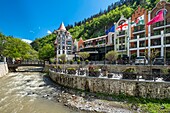 Georgien,Region Samtskhe-Javakheti,Ferienort Borjomi,Luxushotel Crowne Plaza Borjomi am Ufer des Flusses Borjomula