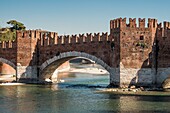 Italien,Venetien,Verona,von der UNESCO zum Weltkulturerbe erklärt,die Festung von Castelvecchio und die Scaliger-Brücke (Ponte Scaligero),eine mittelalterliche befestigte Brücke über die Etsch