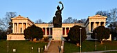 Deutschland,Bayern,München,Bayern Statue von Ludwig von Schwanthaler vor der Ruhmeshalle von Leo von Klenze auf der Theresienwiese