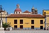 Spanien,Kanarische Inseln,Insel Teneriffa,La Orotava,Stadtplatz und Kuppeln der Kirche der Unbefleckten Empfängnis