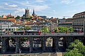 Schweiz,Kanton Waadt,Lausanne,Stadtzentrum,Kathedrale Notre Dame und Grand Gateway Bridge und Europaplatz