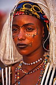 Niger, Sahara, Ingal, Peul woman during salt cure