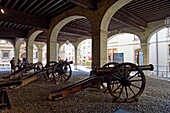 Schweiz,Genf,Schweizerische Eidgenossenschaft,in der Altstadt die Kanonen und die Keramikfresken des überdachten Platzes der St. Peter Straße