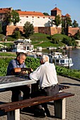 Poland, Voïvodie Lesser Poland, Krakow, Stare Miasto district, classified World Heritage by UNESCO, the Vistula and the Old Town, overlooking the hill and the castle of Wawel and its cathedral above the Vistula, joueurs d'échecs 16/5000 chess players