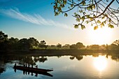 Kolumbien,Bolivar,Santa Cruz de Mompox,von der UNESCO zum Weltkulturerbe erklärt,Kanus,die den Rio Magdalena von einem Ufer zum anderen überqueren