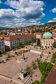 Ungarn,Südtransdanubien,Komitat Baranya,Pecs,Szechenyi-Platz (Szechenyi ter),das Reiterstandbild von János Hunyadi des Bildhauers Pat Pátza,das Denkmal der Heiligen Dreifaltigkeit und die alte Pacha-Gazi-Kassim-Moschee